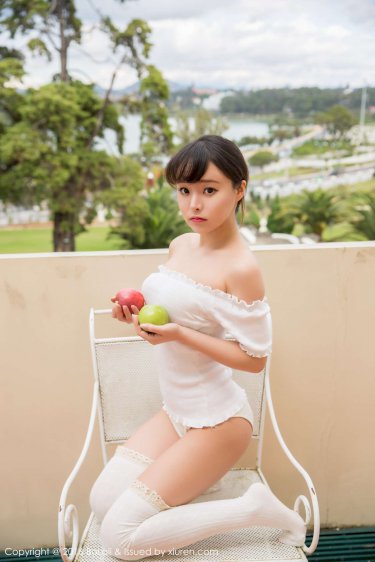 伸进内衣揉捏她的乳尖动态图